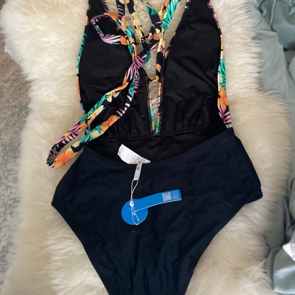 Cupshe slimming one piece swimsuit - Picture 3 of 3